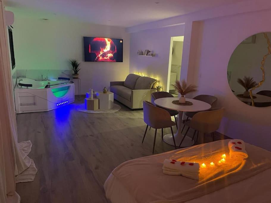 Love Room - Cocon Room - Toulon - Олиул Екстериор снимка