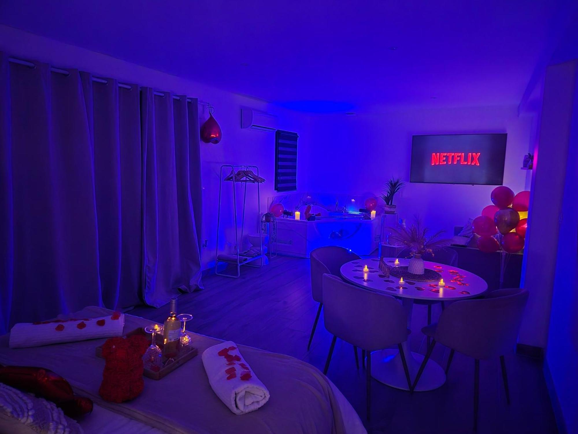 Love Room - Cocon Room - Toulon - Олиул Екстериор снимка